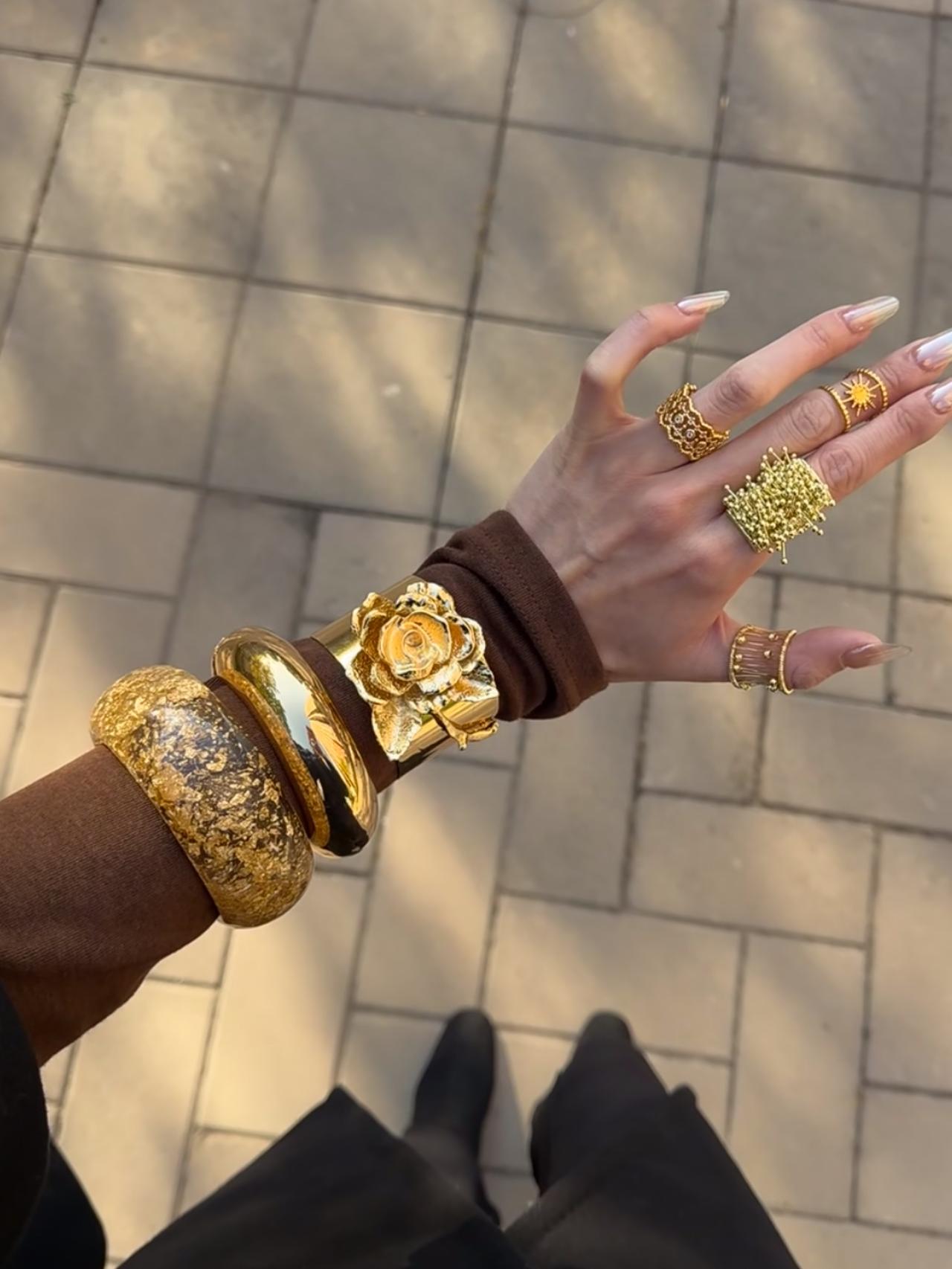 昨天刚卖黄金的人，
现在是彻底睡不着了，
4月15日开盘金价直接从1059飙到