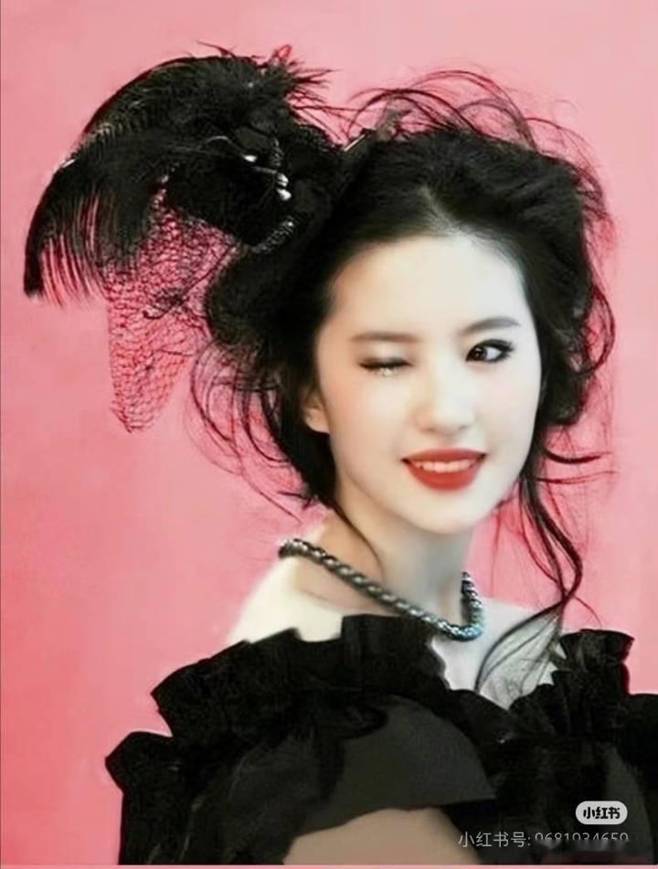 早年的刘亦菲也是仙女级别颜值，夸张造型也是轻松拿捏[老师爱你] ​​​