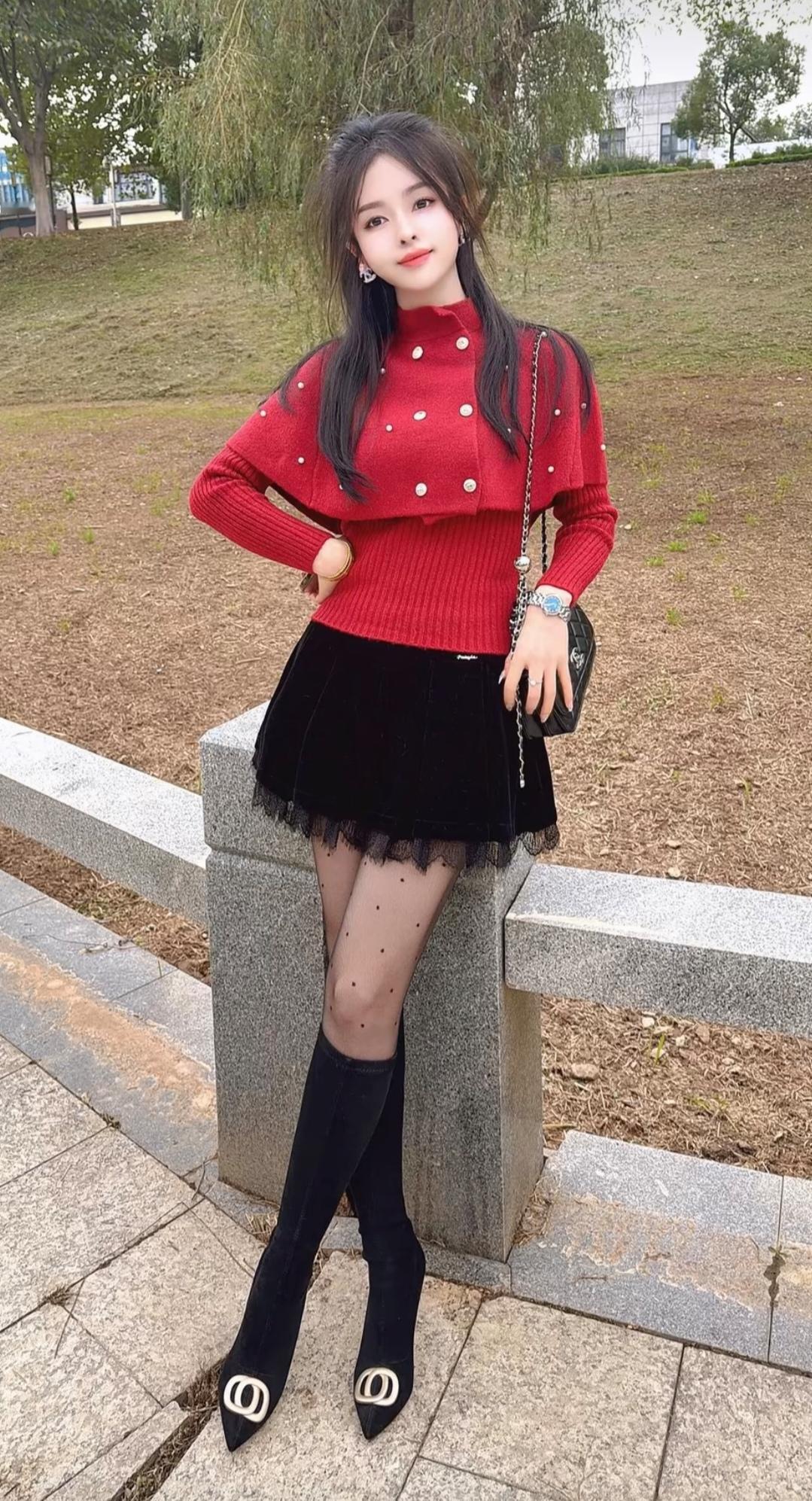 秋日穿搭指南：红色毛衣+黑色短裙，甜美又时尚！🍂👗👠