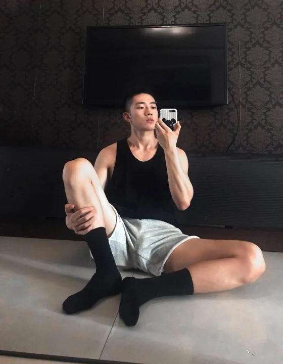 读大学时，去同学家玩，帮他在客厅拍的一张照片。这个同学是个官二代，人也帅，追他的