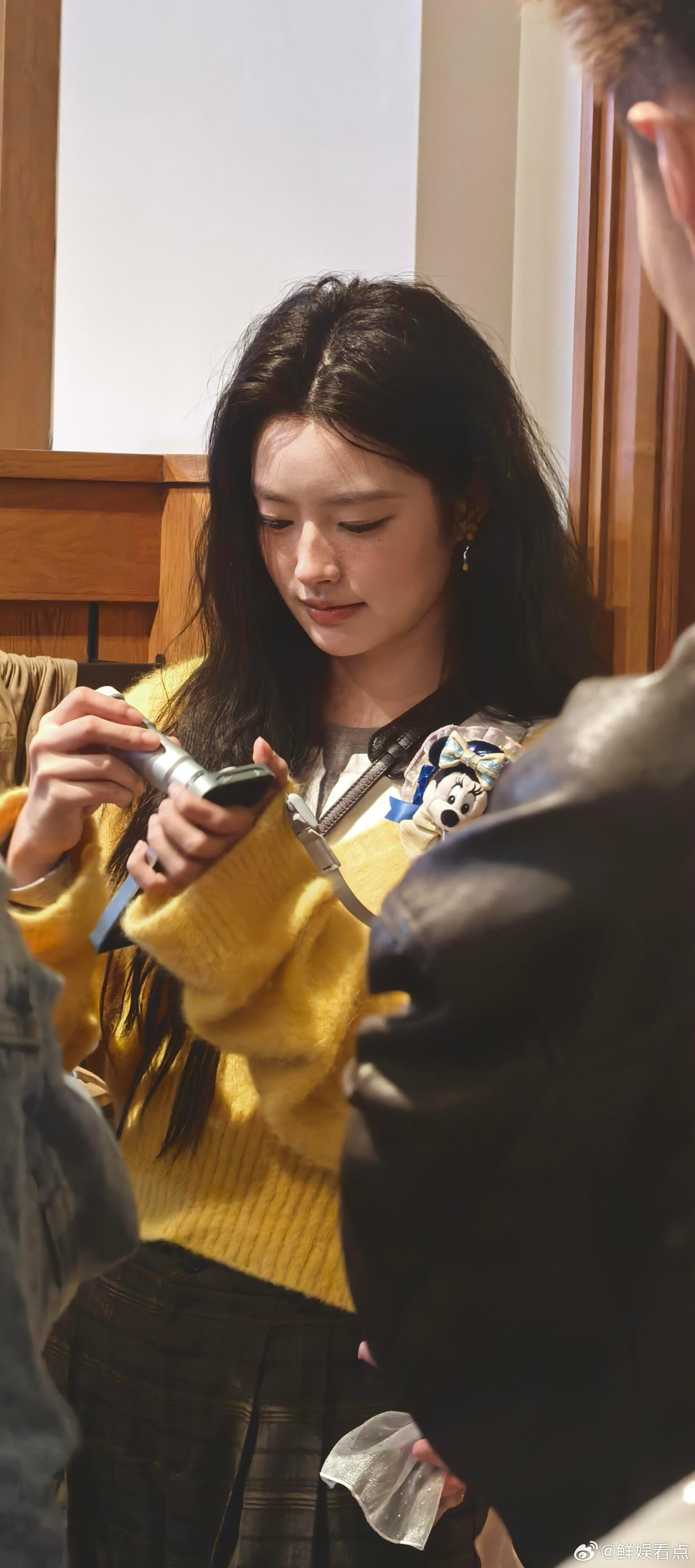 迪士尼偶遇徐若晗网友在迪士尼偶遇徐若晗，化了超可爱的雀斑妆徐若晗去迪士尼化了雀斑