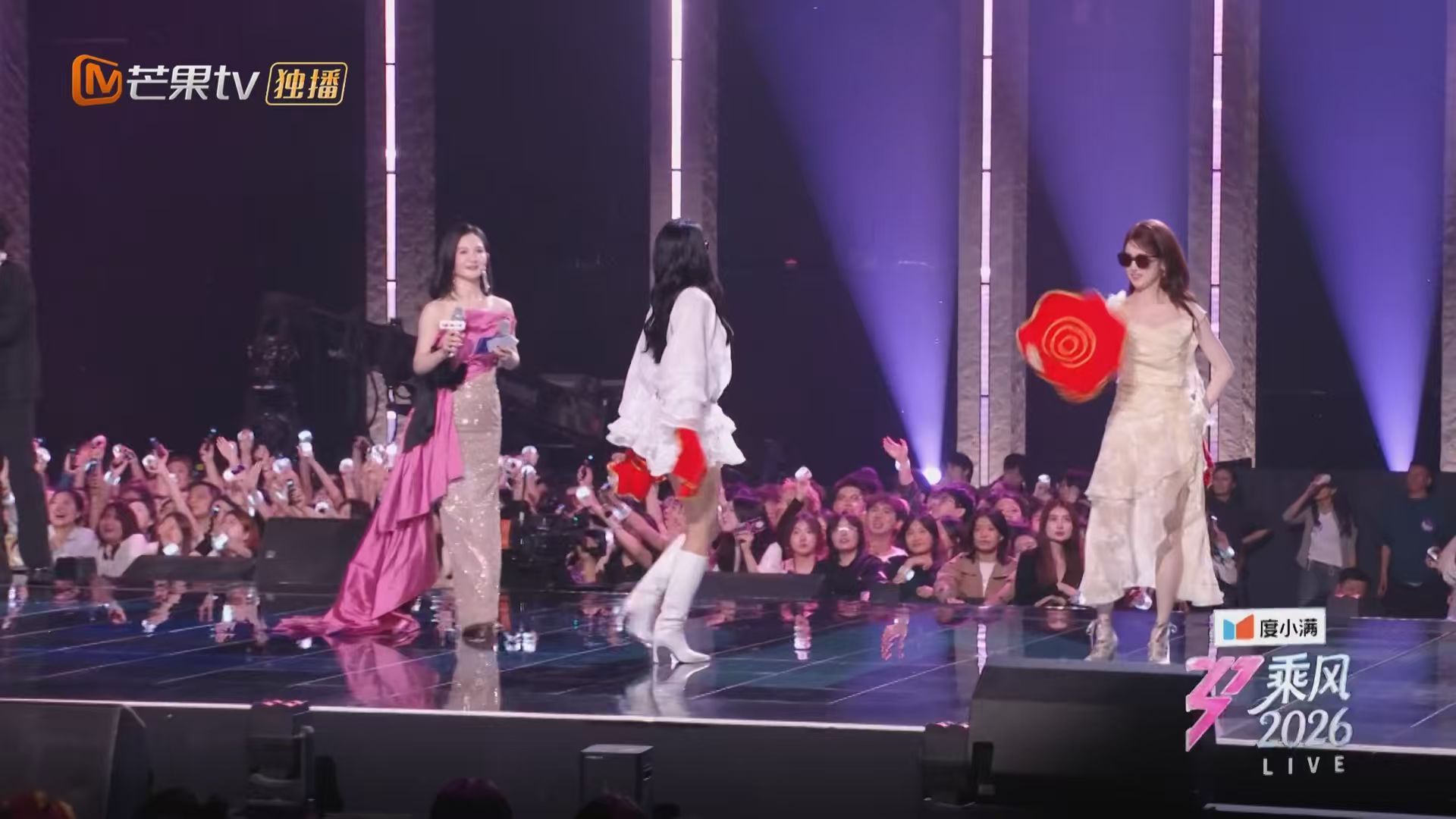 孙怡组全员抽象拉票 孙怡组拉票不走寻常路，红手绢舞出花，动作脑洞突破天际，现场观