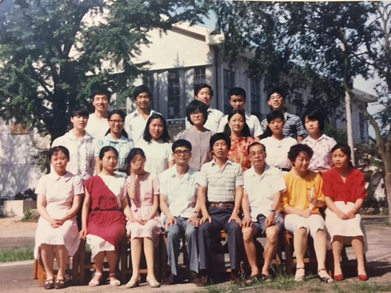 “高中毕业三十八年后的相聚
​再见老师依旧感觉师恩泽厚
​重逢同窗仍然体会情谊如