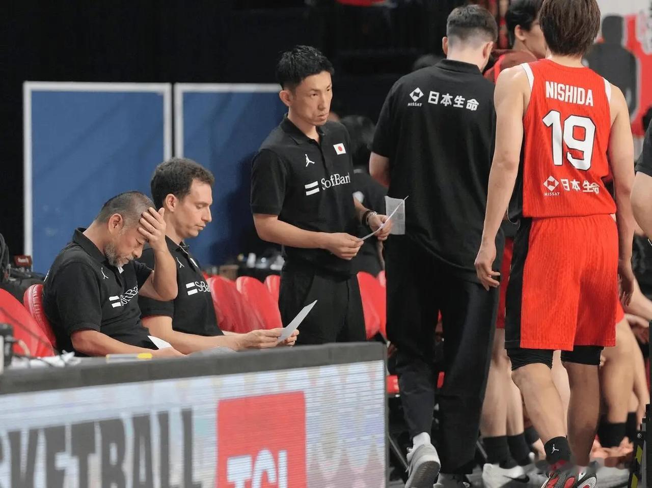 男篮世预赛：中国男篮87-80战胜日本男篮。中国男篮在一度落后15分的情况下，最