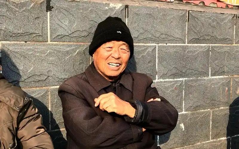  
先看未满70周岁、没有高龄补贴的情况，这名职工养老金5500元，缴费年限30