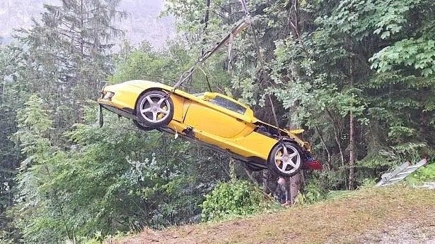 又少了一辆Carrera GT。奥地利沃尔夫冈湖Postalm山路近日发生一起事
