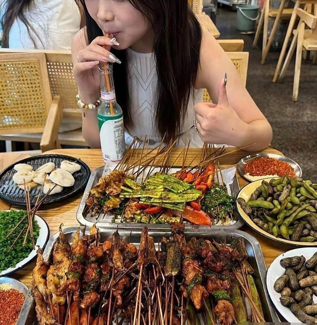 跟闺蜜大吃大喝