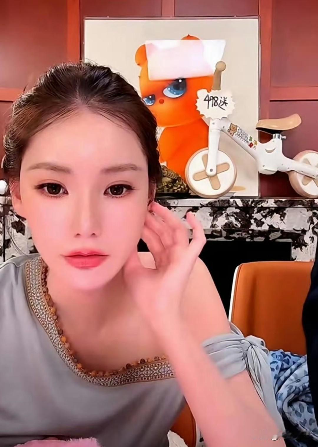 马筱梅直播间，弹幕刷疯了。
满屏都在说一件事：留下小杨阿姨，让她去照顾小玥儿和小