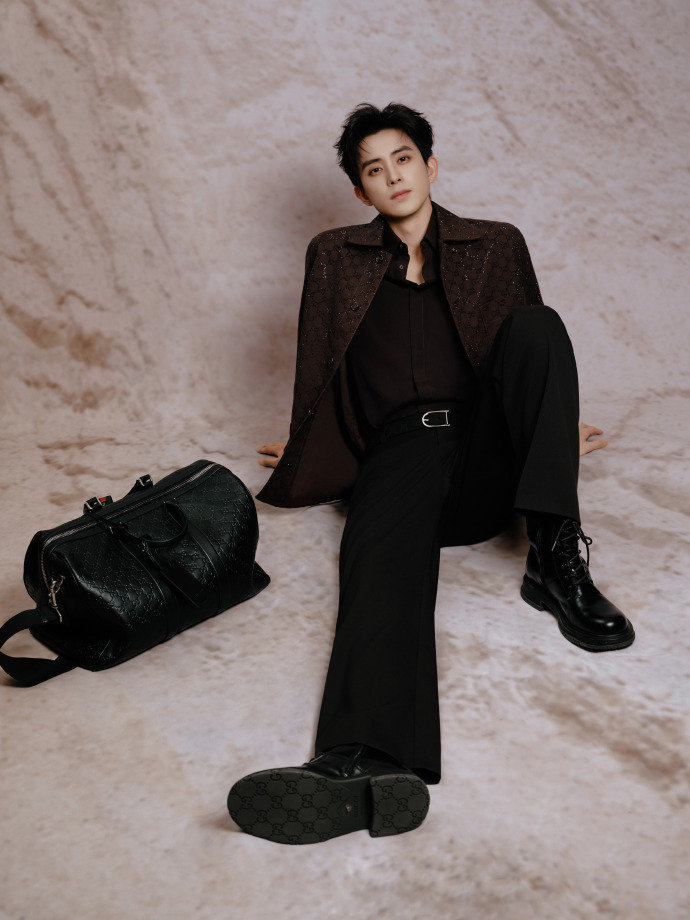 敖瑞鹏即刻登场 敖瑞鹏暗纹细闪西装 敖瑞鹏即刻登场，敖瑞鹏暗纹细闪西装，满分优雅