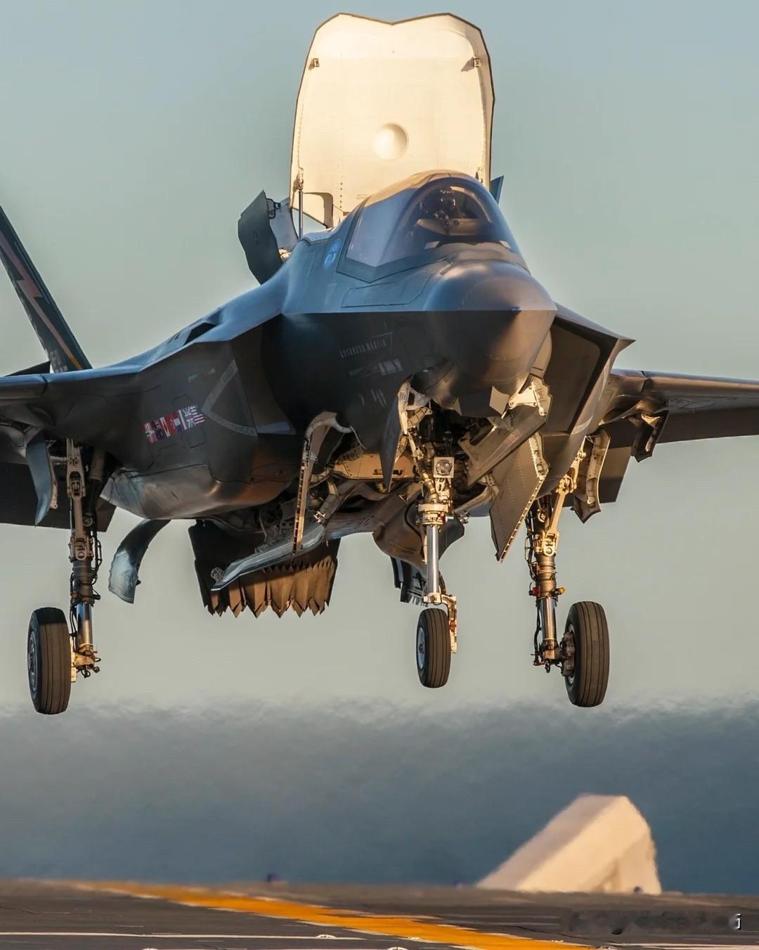 当地时间2月16日，美军驻扎在英国皇家空军莱肯希斯基地的18架F-35A“闪电I