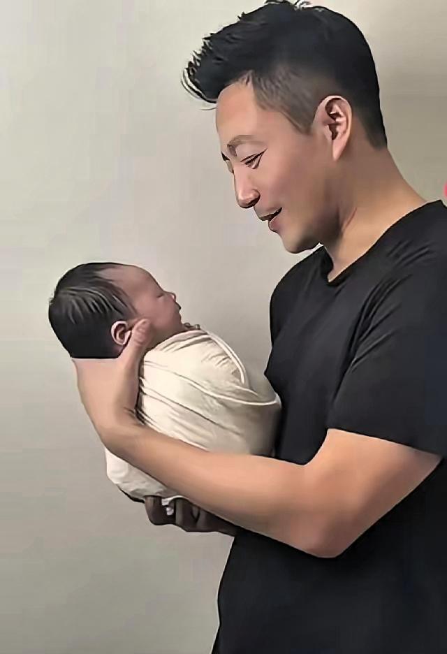 小汪宝满月了，大家都忙着为他庆祝，他长得可快，每天都有变化，像个小大人了，妈妈筱