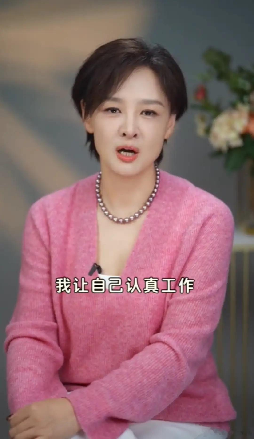 李小萌晒祖孙三代合照，83岁妈妈纹眉烫发好年轻，女儿个高又漂亮！ 