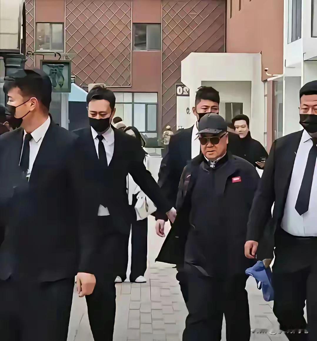 也不必急着洗地，也不要过多猜测。以当下的舆论环境来说，莫言作为名望很高的作协副主