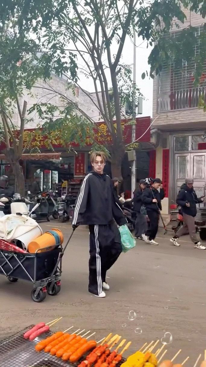 所以不是想吃的微笑哈哈哈而是我们客栈也卖么 白鹿王鹤棣发烤肠✨王鹤棣亲爱的客栈2