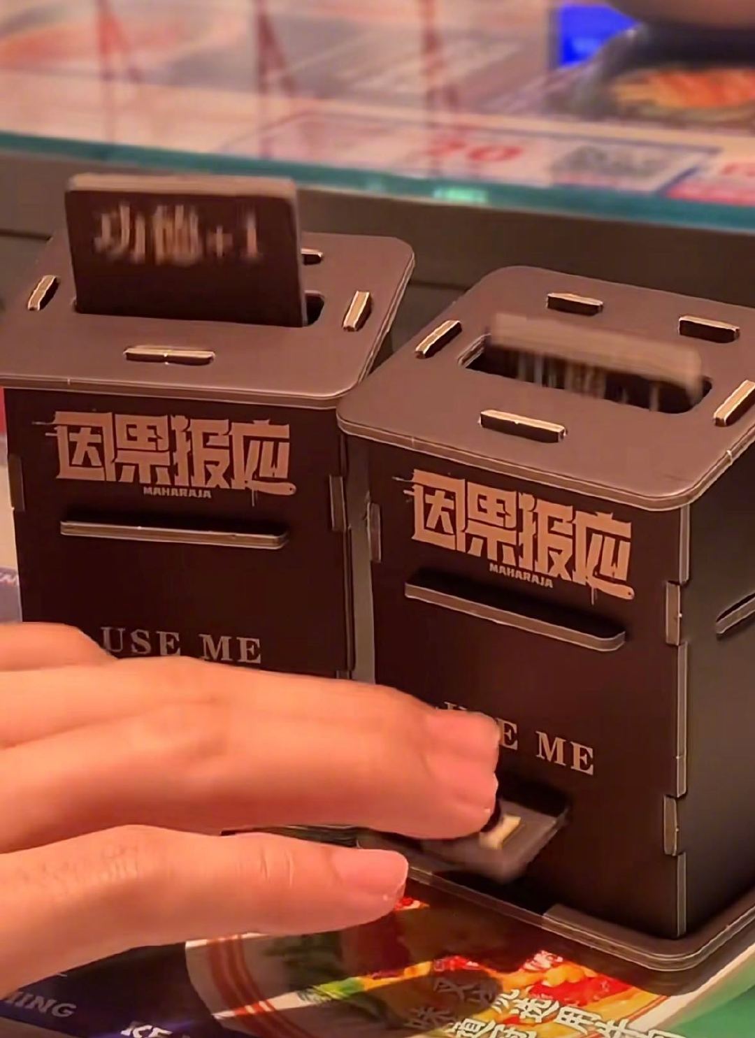 笑翻了，这届年轻人真是让人意想不到。他们在上学和上班之间，竟然选择了上香；在了解