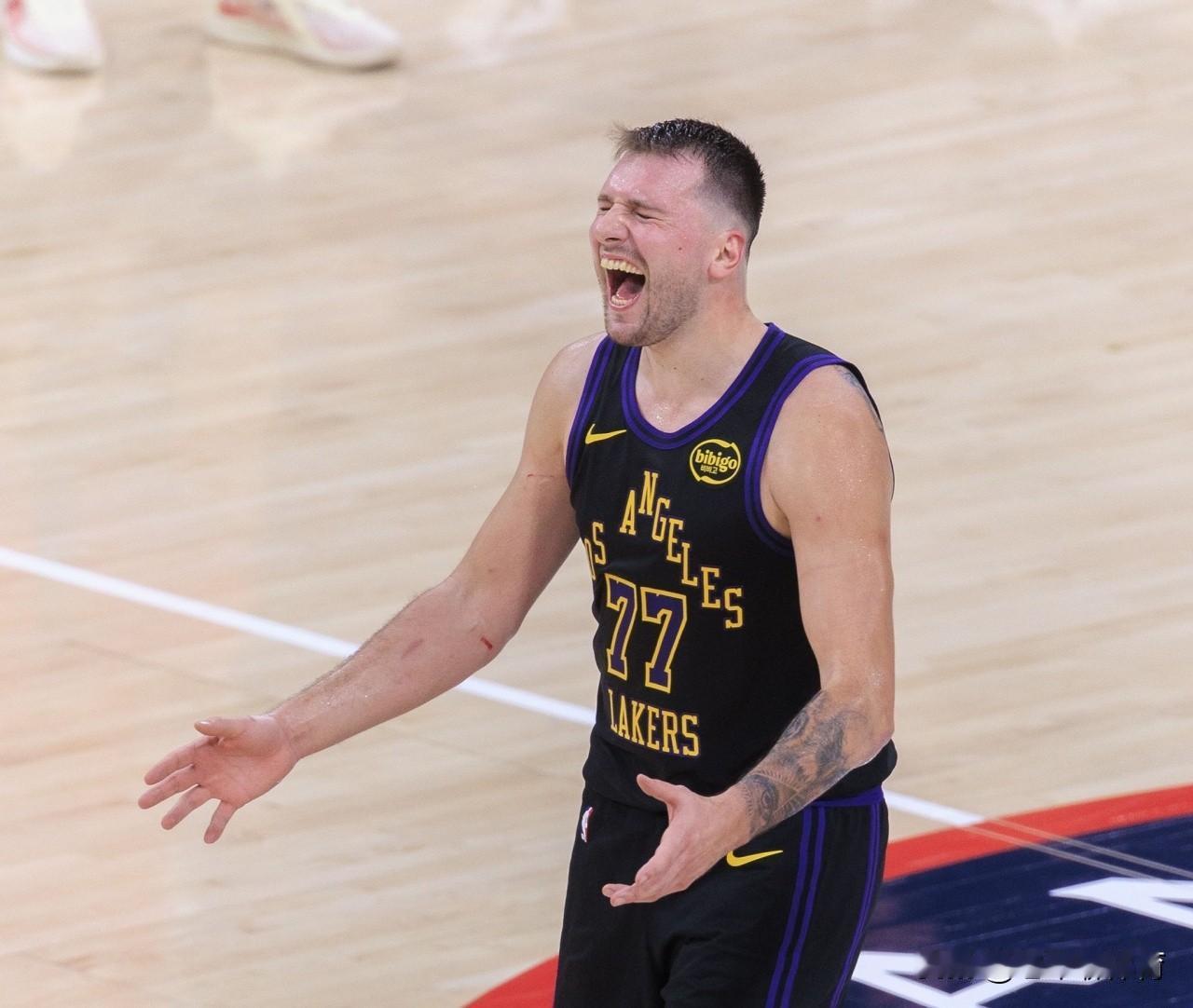 全员健康却遭遇三连败，湖人到底怎么了？
最近，詹姆斯、东契奇、里夫斯等人都健康归