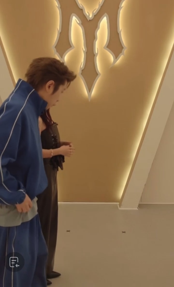王以太万妮达体型差披荆斩棘的哥哥 王以太大步走在前面，万妮达跟在身后，两个人的体