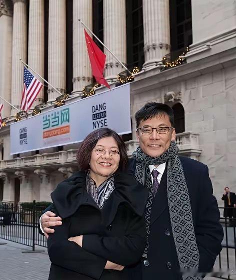 看看李国庆的两任妻子，一婚老婆俞渝和二婚老婆张丹红的对比照。看看谁更漂亮，谁更般
