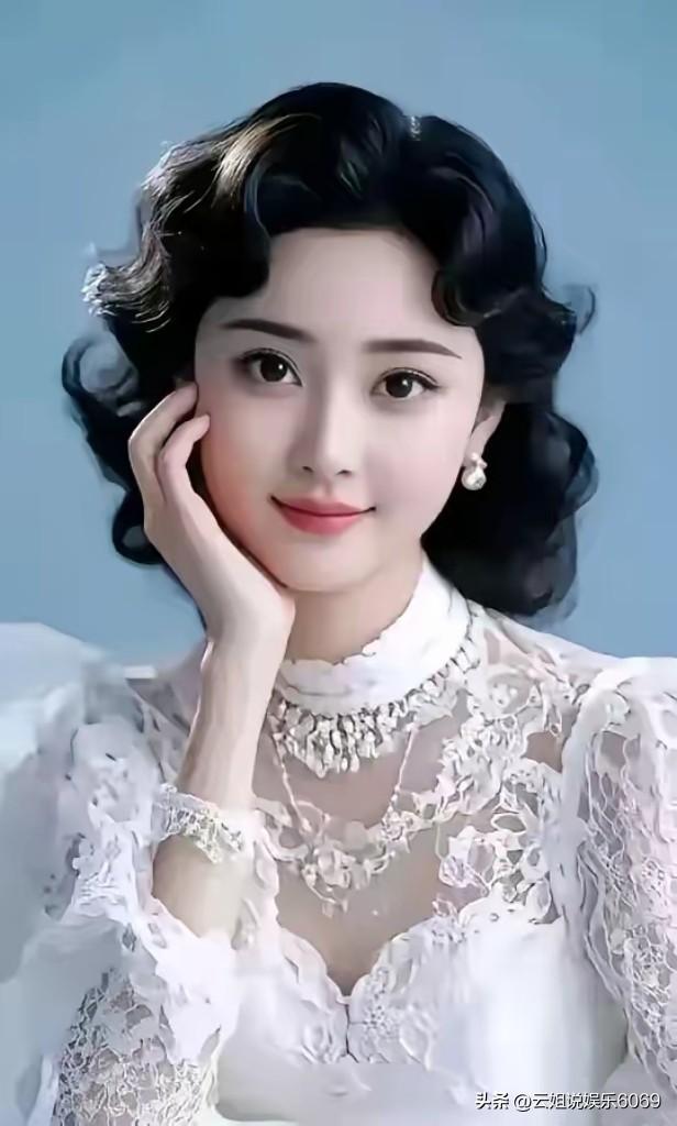 微头条：时尚美女
天生丽质难自弃，
白衣银妆多美丽。
耳带金环墨发亮，
炯炯有神
