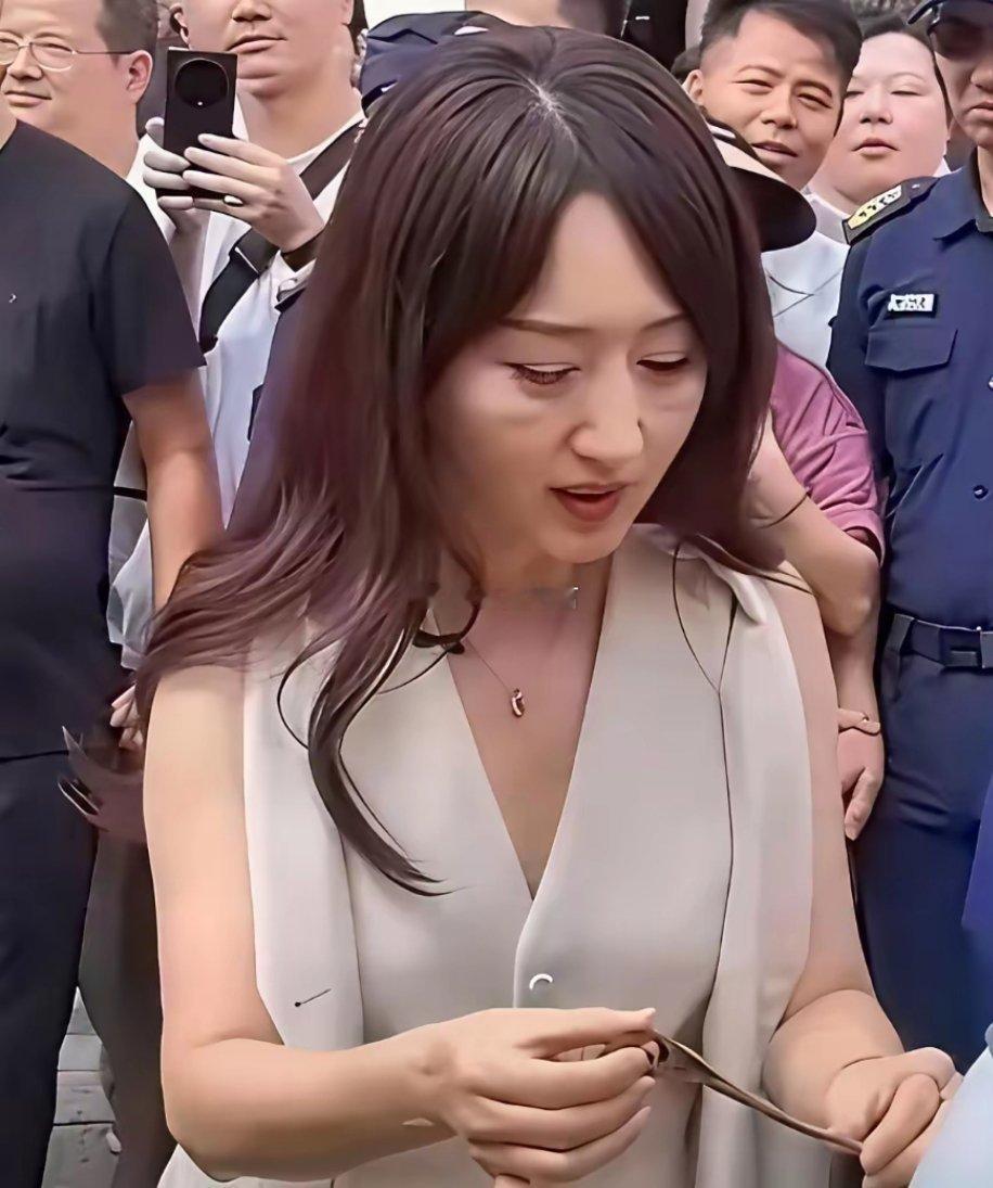 还以为杨钰莹杨钰莹50多岁了，看着却像20来岁的。 