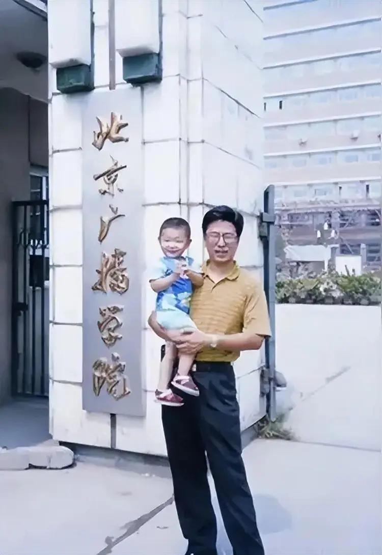 白岩松儿子白清扬（巴蒂）精简成长时间线，尽量用可核实的节点，去掉夸张网文梗。
 