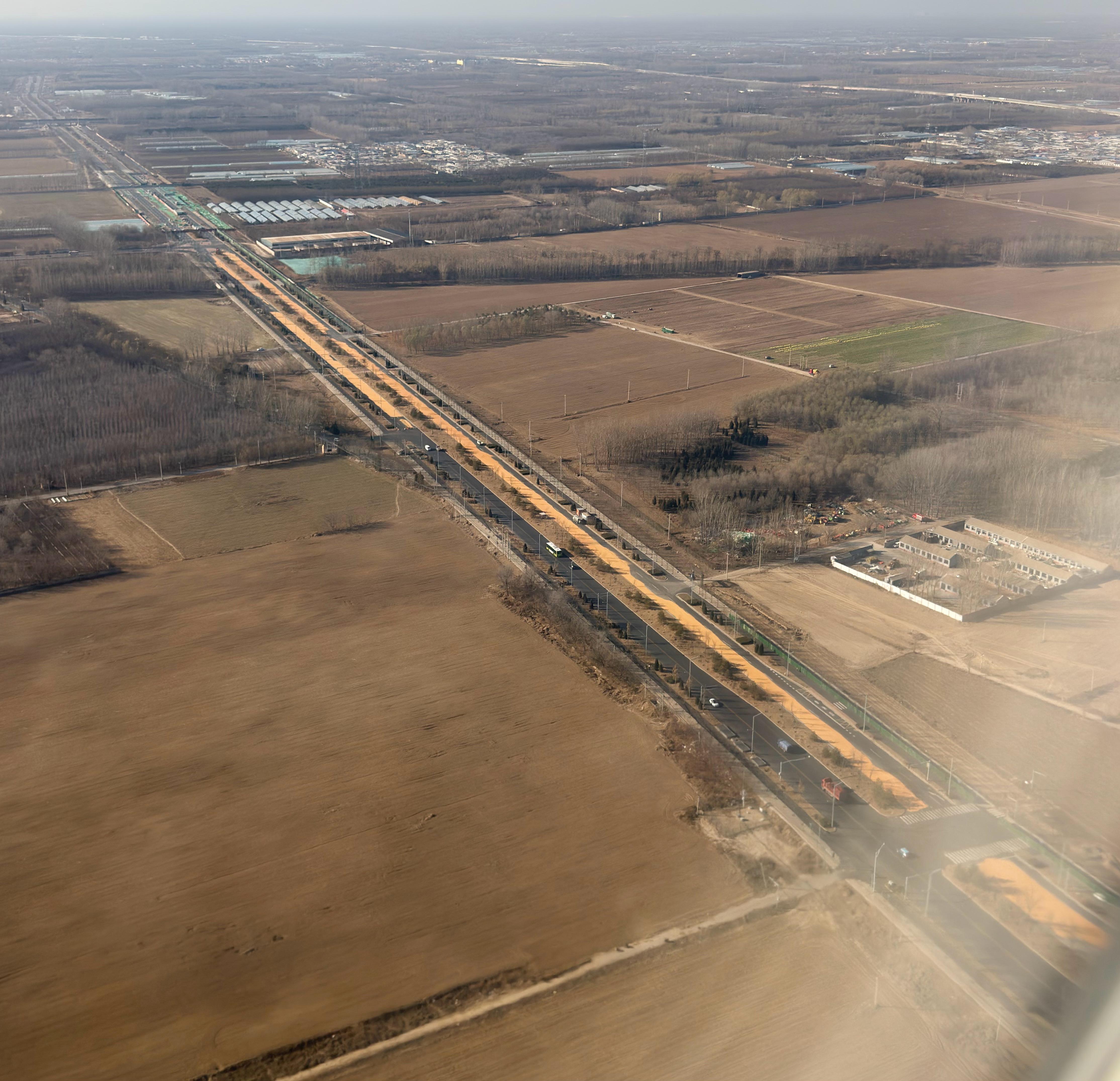 有的人白天坐飞机一旦靠窗就没法睡觉的，下面这儿一个场站那儿一个阵地的，哪有心思休