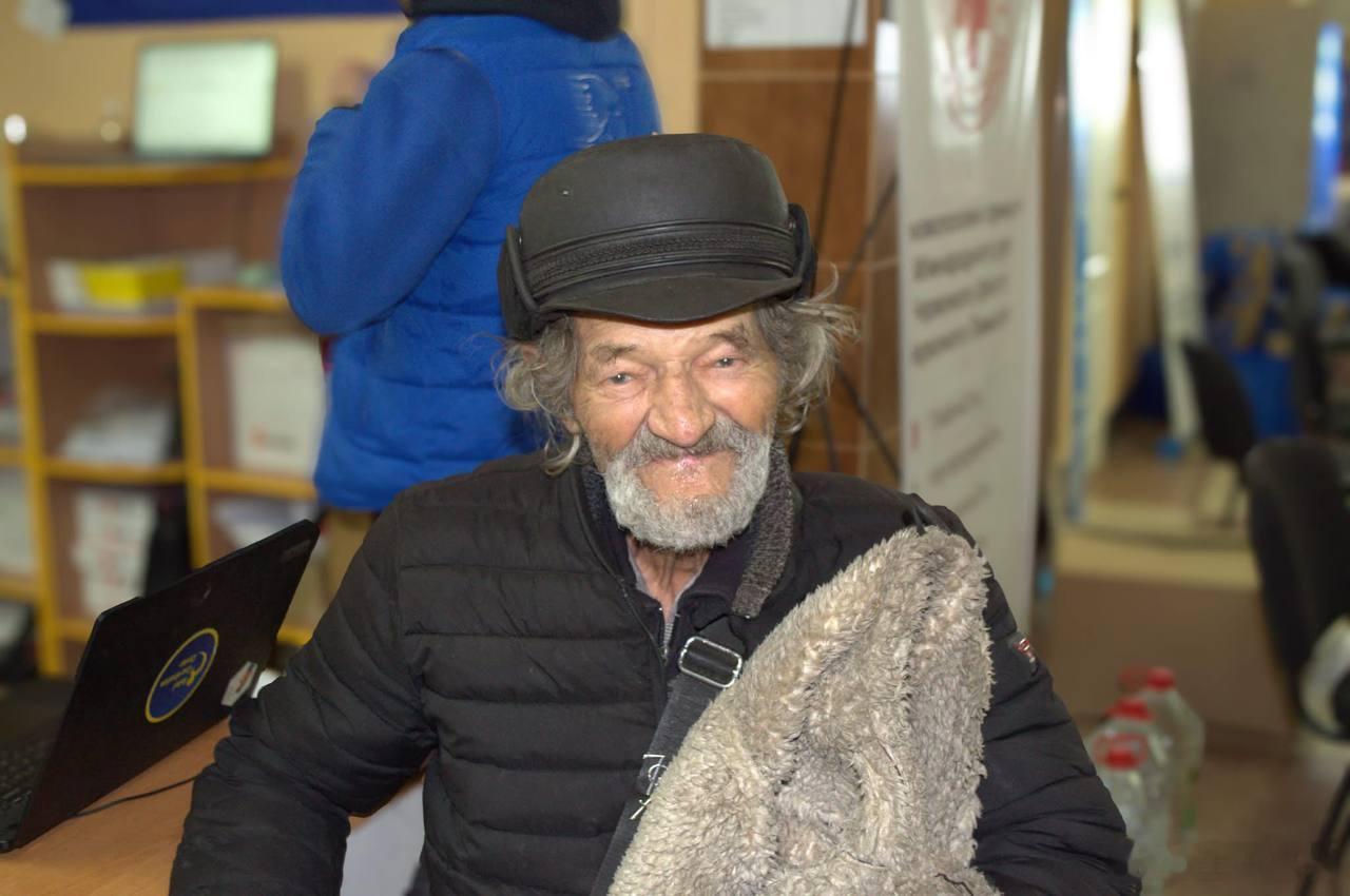 89岁的老人在从顿涅茨克州撤离前，和一只鸡分享了两天干面包。俄罗斯占领者用无人机