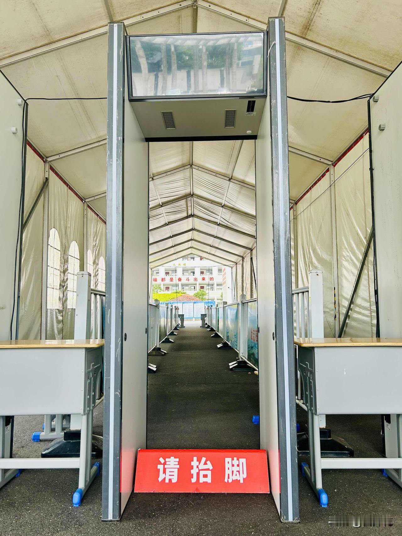 “请抬脚！”多么温馨的提示！先别急着感动！你或许想象不到，这个“请抬脚！”竟是今