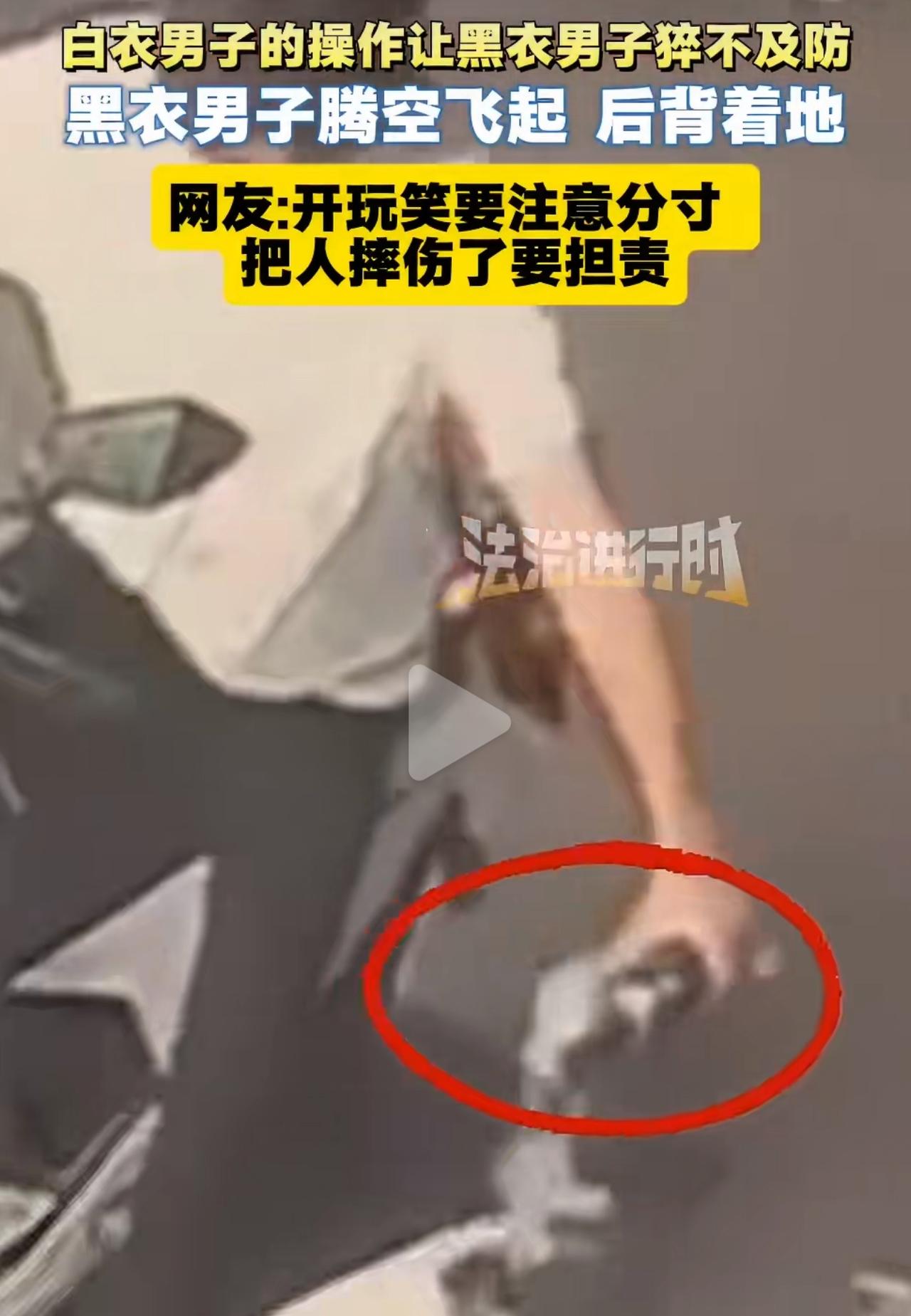 两个男生停着电瓶车，并排坐在车上闲聊，本来就是很普通的休闲场景。

白衣男生一时