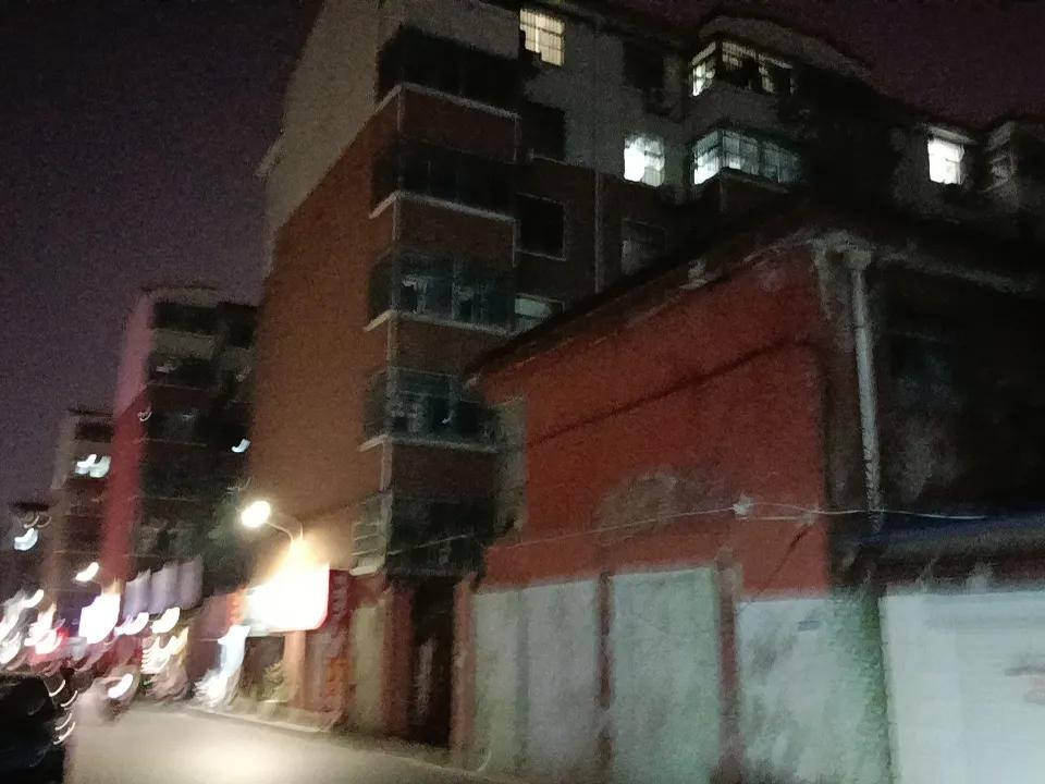 成才路上这些楼，就是原来的打靶场，很多临沂人记得老临沂打靶场的位置——卜之丁夜跑