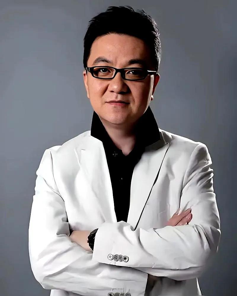董路在直播里突然哽了一下——因为有一笔5万的转账到了“足球小将”。
 
打钱的人