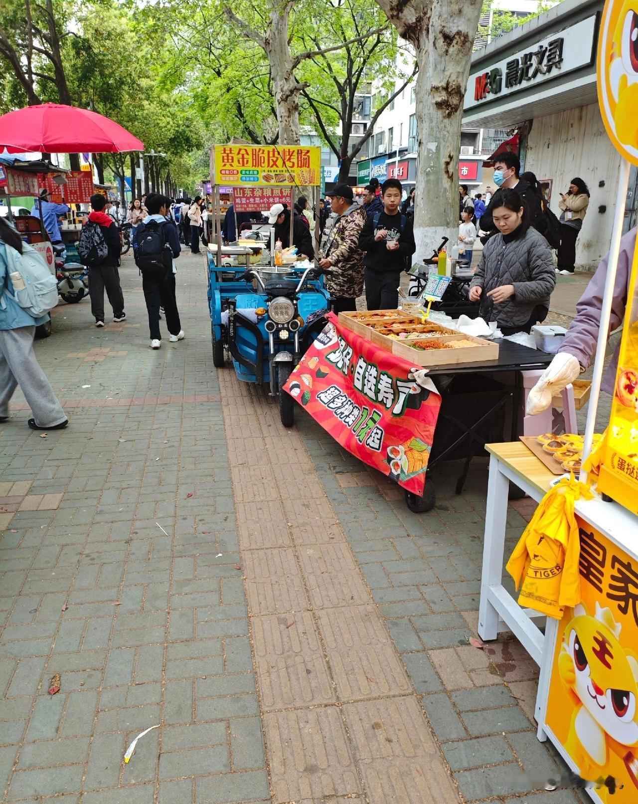 摆摊抢位置吵翻！免费摊位到底归谁？
 
今天一出摊，就亲眼看到一场抢地盘的争执，