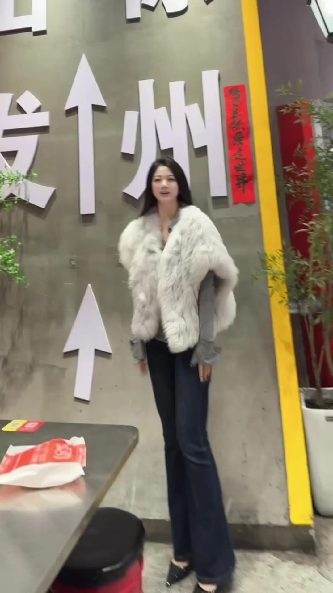 她总是爱上那些不愿意认真爱她的人