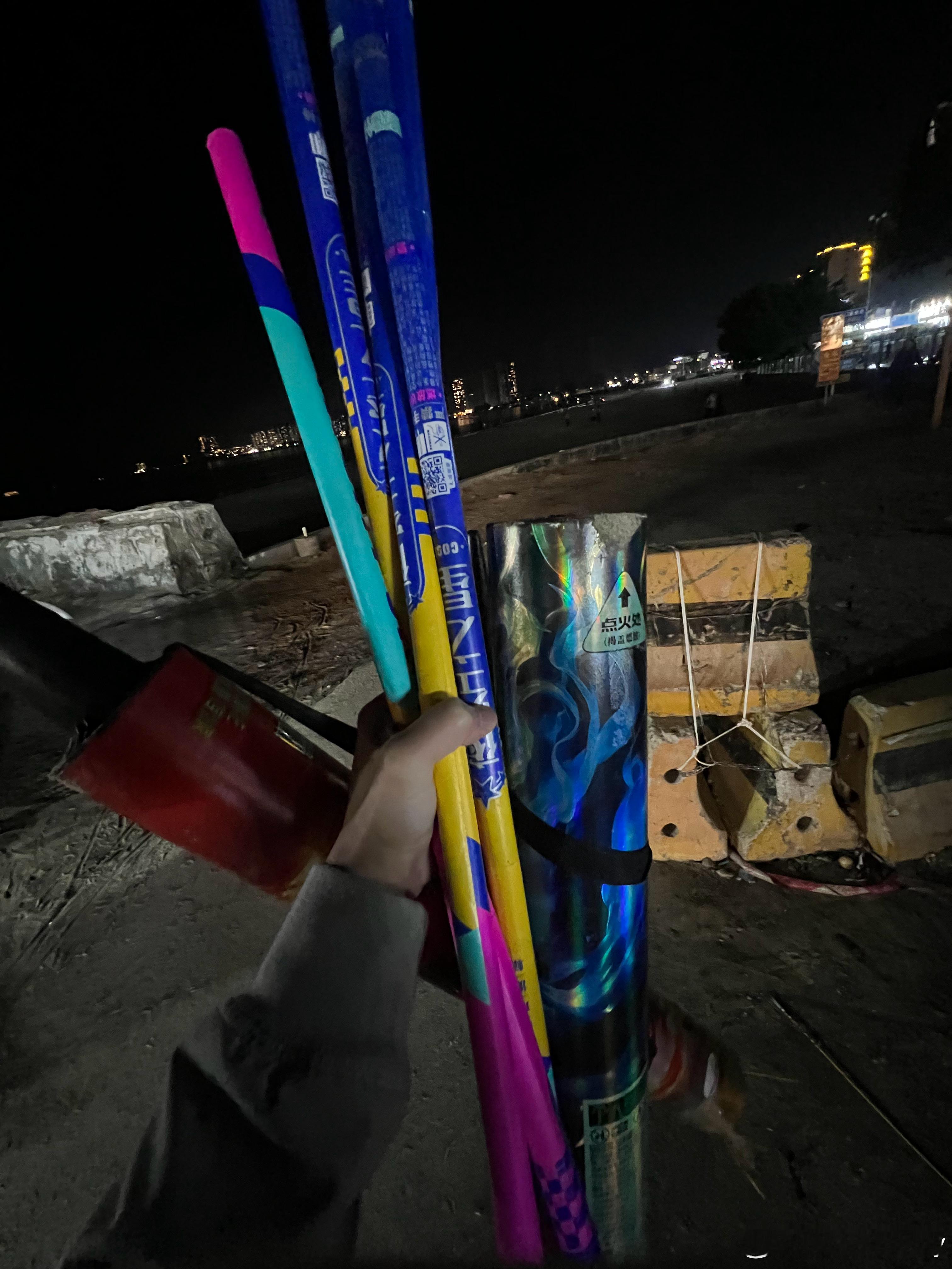 烟花很浪漫，但别让浪漫变成大海的伤害今晚做了一晚垃圾佬，在海边溜达，看到很多人放