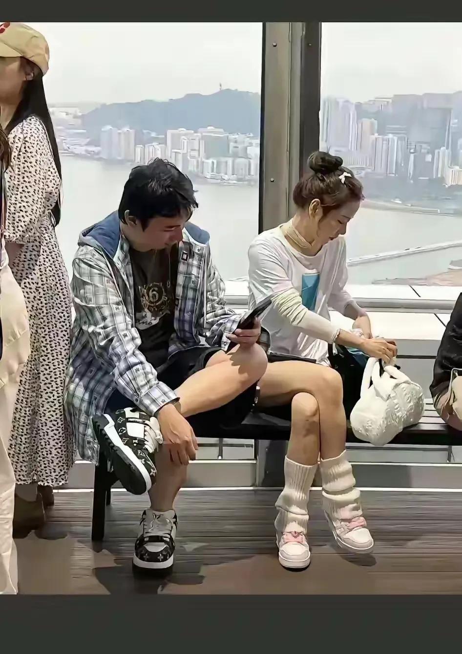 王思聪过得也不容易，除了玩手机就是玩美女！这样的日子看起来舒服，其实时间长了也会