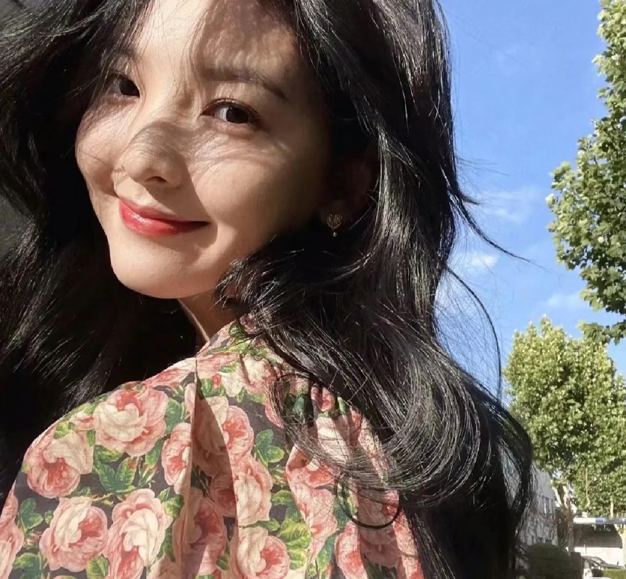 男人一生有两个女人，
一个不能离，
一个不能娶
 
男人这辈子，总有两个藏在心底