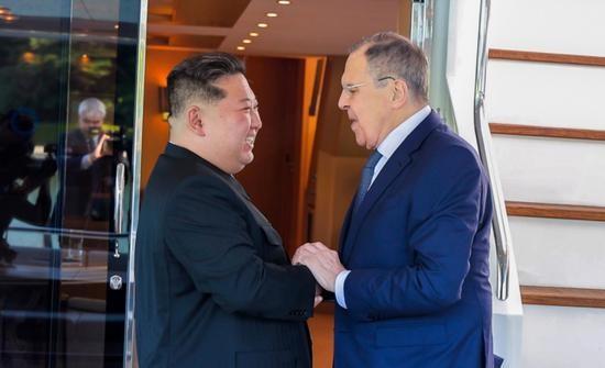 金正恩作出重大决定，无惧美西方。

7月12日，朝鲜元山海边的游艇上，金正恩和俄