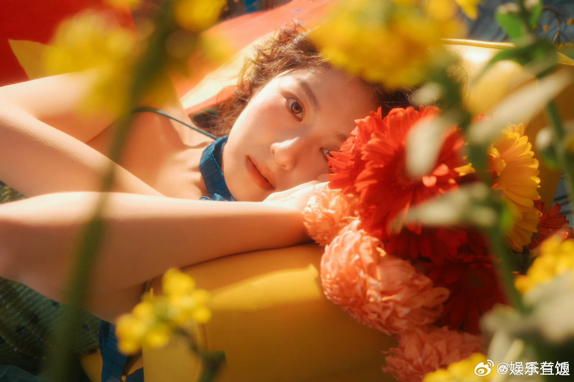 李兰迪油画美人 李兰迪最新造型也太绝了！法式连衣裙搭配温柔羊毛卷，气质温婉又优雅