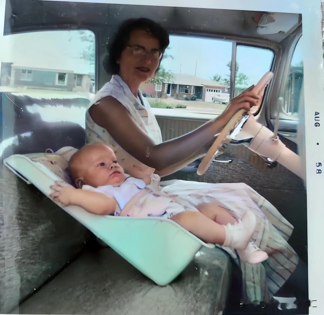 1958年欧美的汽车儿童安全座椅，那时没有用任何东西固定在儿童身上,完全依靠母亲