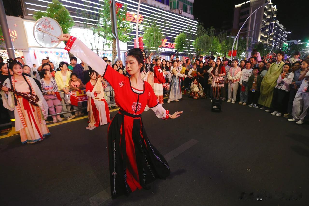  
鄂州街头国庆之夜
十月一日，是祖国母亲75岁华诞，举国欢庆，四海同贺。
国庆