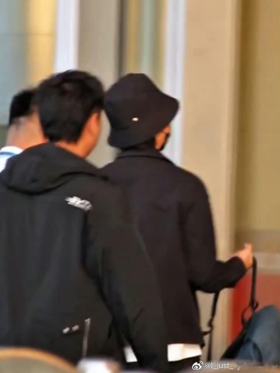 王一博85号赛车手到上海了王一博85号赛车手到上海了 ​​​