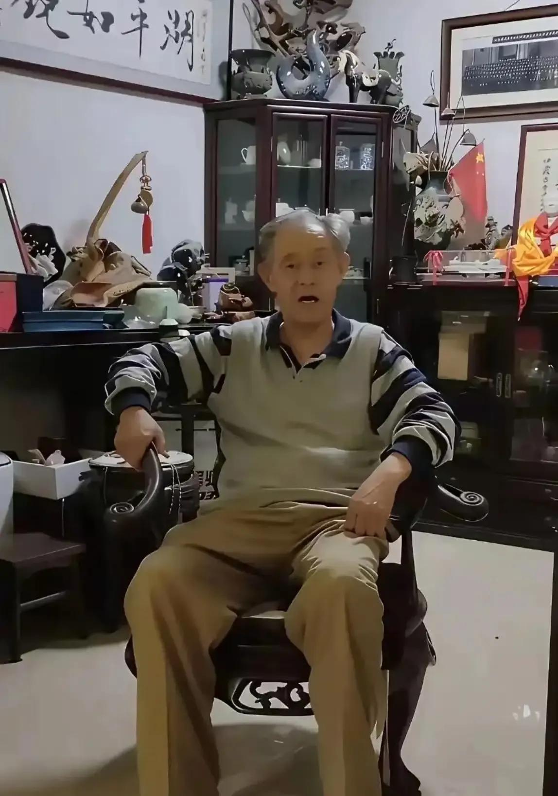 南博老院长最近可是被推上了风口浪尖，有网友质疑他身后的“古董”都是真品，甚至太师