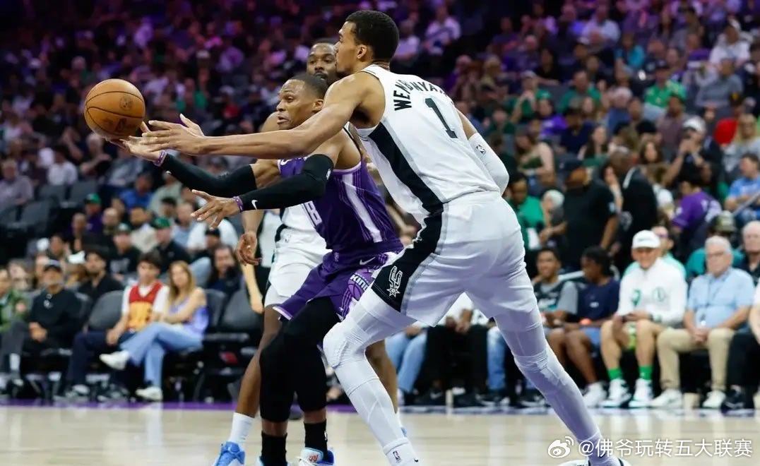 马刺与国王的比赛完全是一边倒的局面，马刺全队手感火热，三分球频频命中，7人得分上