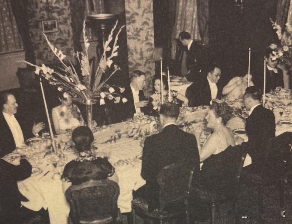 1939年3月23日，胡适（正面右三）参加郭德权武官所举办的晚宴，席间尚有顾维钧