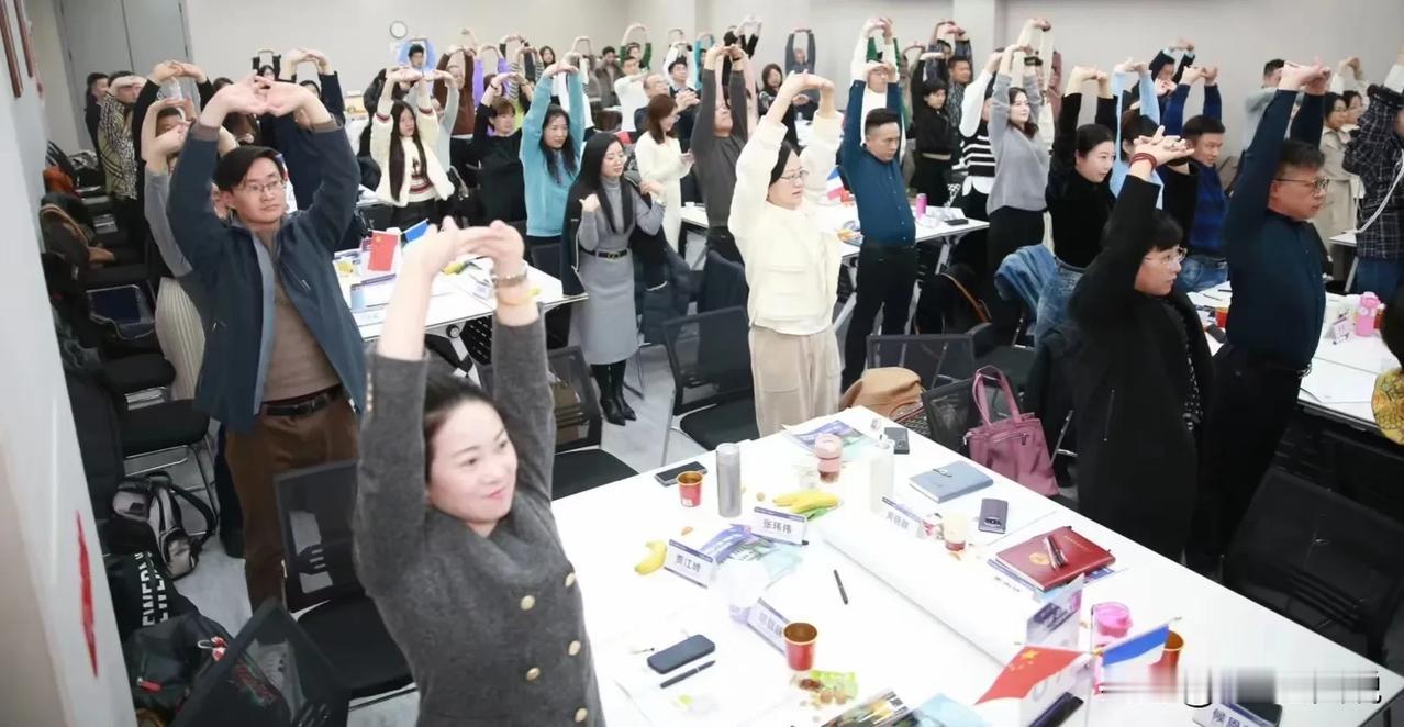 产品部经理7月的月度绩效考核打分刚出炉，就被底下员工质疑申诉：杨xx（产品部经理