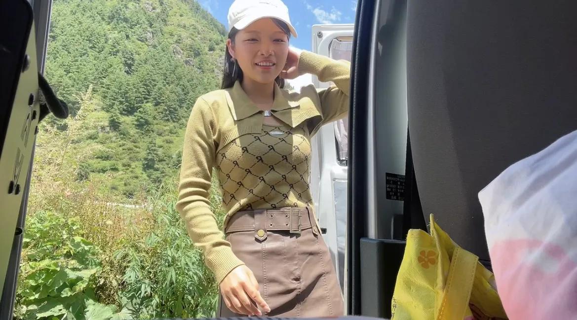 昨天拍了一期穿丝袜的视频，收到一些友友的私信，说我离边境很近，一人孤身自驾西藏，