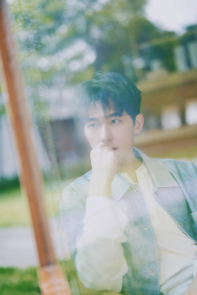 #杨洋夏日胶片质感大片# 杨洋这组夏日胶片都不够我看了，质感又帅气，这么帅气的他