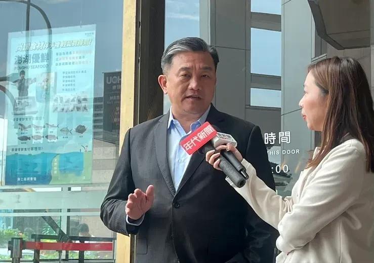 民进党立委王定宇被列入台独顽固分子，接受媒体采访时候，却如无其事的说，随他去吧。