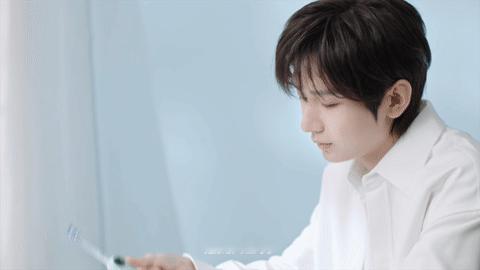 收到成毅的刷牙提醒了吗 褪去荧幕里的沉静内敛，成毅在镜头下尽显松弛可爱的一面，每