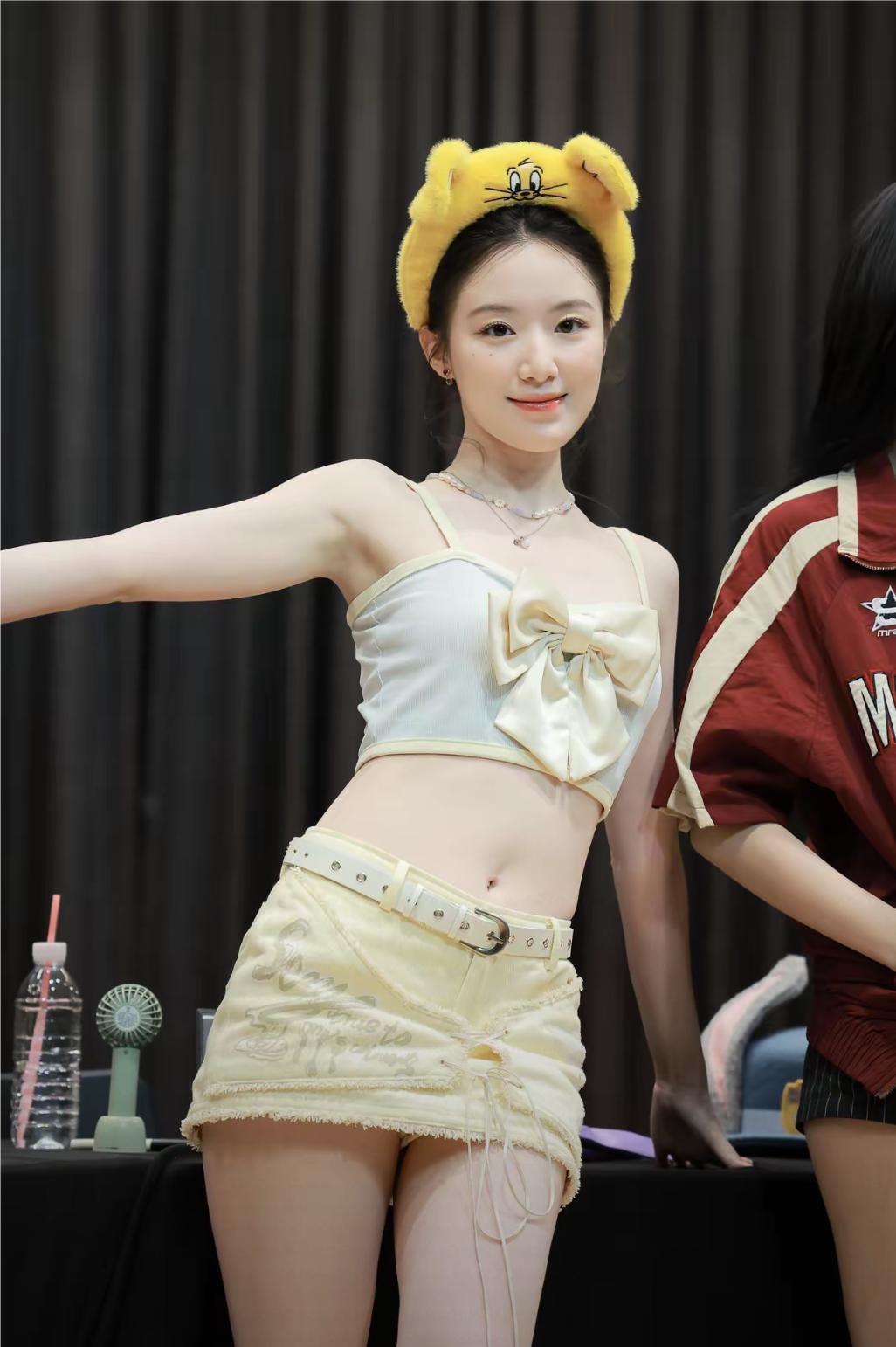 叶舒华皮肤好白，好嫩，身材又那么好，多少女人都羡慕。